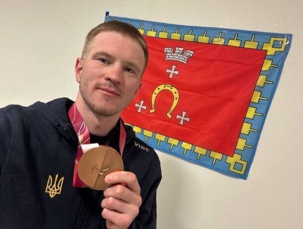 А на п’єдесталі Дмитро Суярко не стримав сліз.  Тримаємо за нього кулаки!