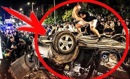 Агресивний натовп у місті Лева заблокував, потрощив та перекинув службовий автомобіль групи оповіщення. Фотоколаж: rbc.ua.