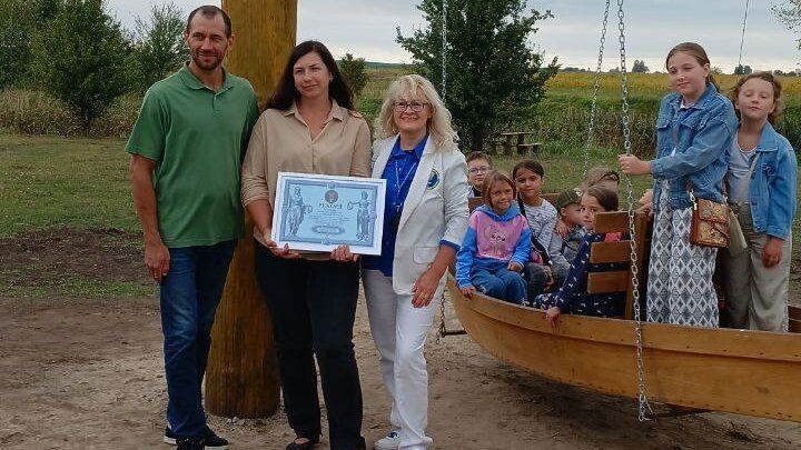 Юрій та Катерина Веремчуки з керівницею Національного реєстру рекордів України Ланою Вєтровою біля найвищої гойдалки, 13 вересня 2025 рік.