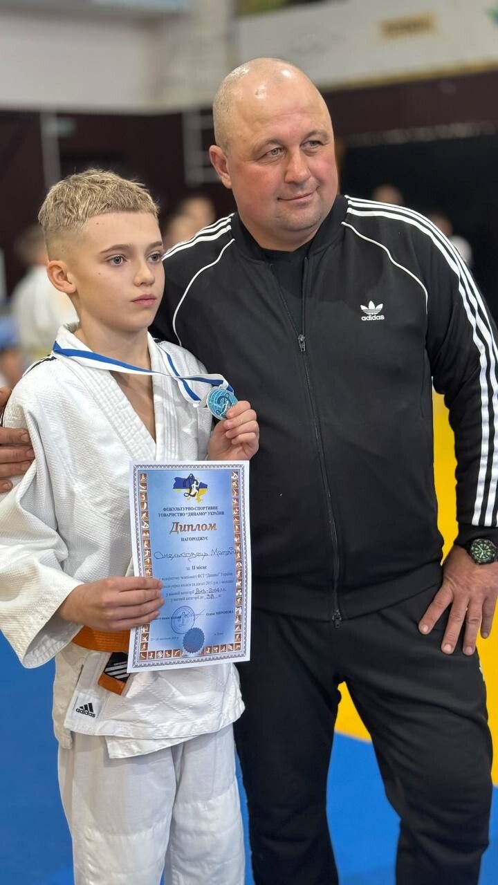 Четвертий рік Матвія тренує відомий досвідчений тренер-викладач Олександр Матлах.