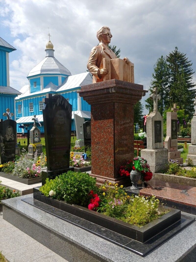 Степан Кривенький був нерозлучний із музикою. Тримає він у руках баян і на своєму пам’ятнику.