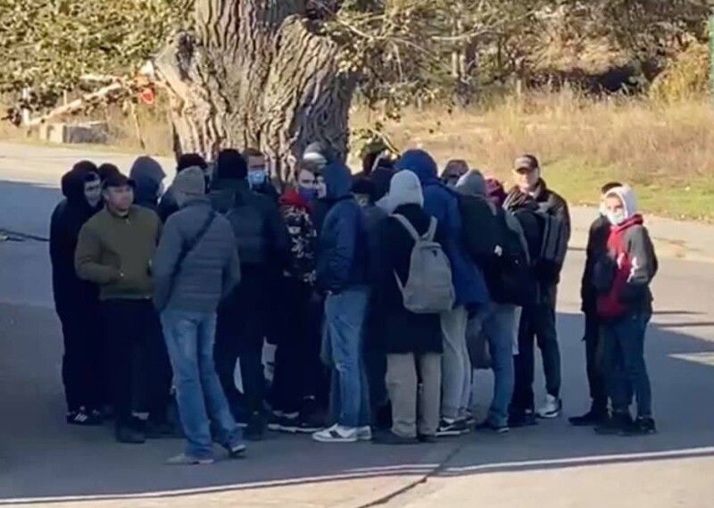 Тітушки біля помешкання Порошенка.