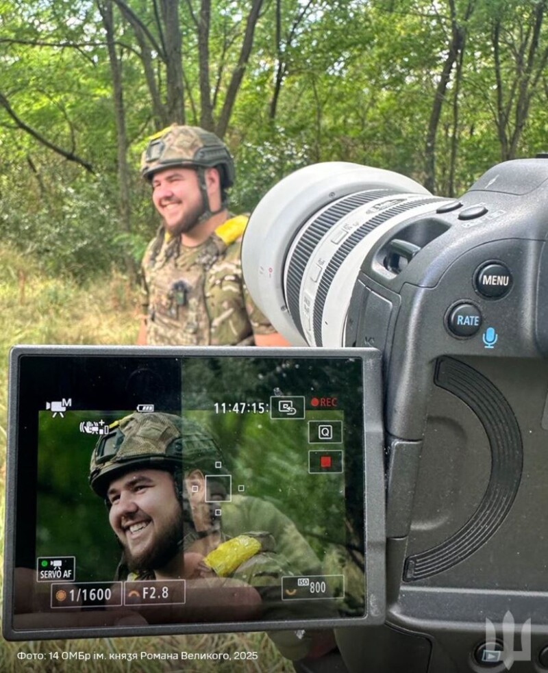 «Божого захисту, наше сонечко! Дякуємо тобі за все і міцно обіймаєм!» – такий підпис з’явився під фото Андрія на фейсбук-сторінці 14-ої ОБМР імені князя Романа Великого.