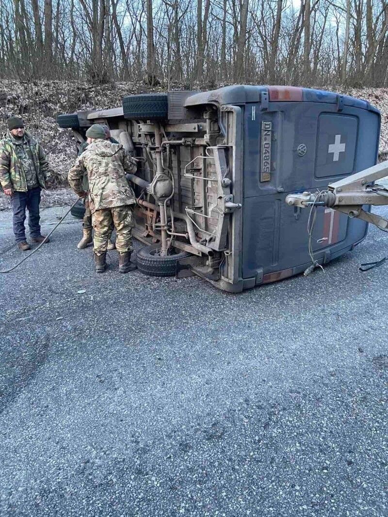 Авто, яке мали відремонтувати для військових, дуже побите.