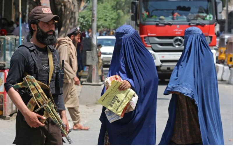 Згідно з Кодексом, жінці, яка приходить до батьківського дому без дозволу чоловіка – навіть щоб уникнути насильства – загрожує в'язниця.