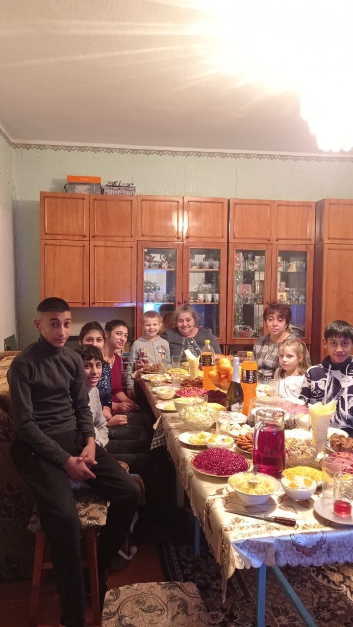 Сімейство – за святковим столом у своєму будинку  в селі Азовське: найбільша мрія – швидше  повернутися додому.