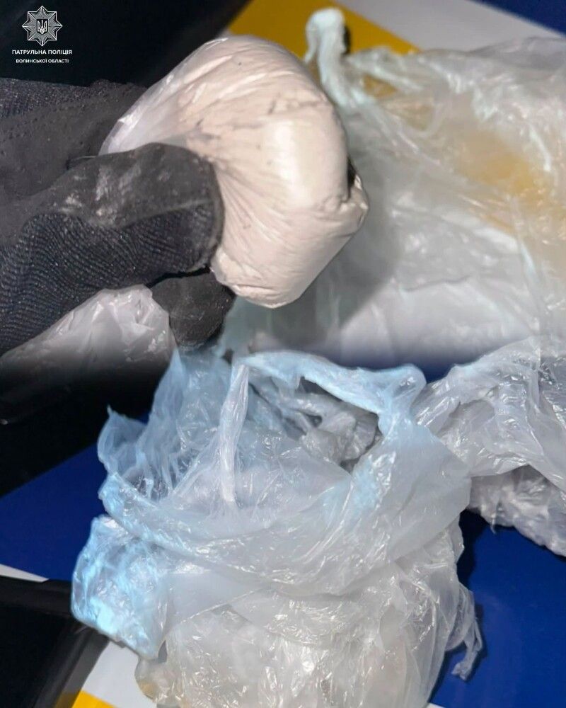У чоловіка виявили згорток із порошкоподібною речовиною сірого кольору, зовні схожою на наркотичну.