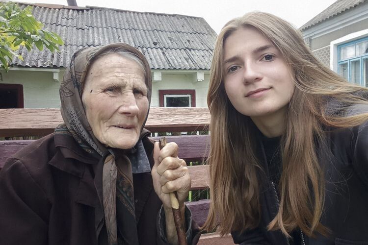 Світлана Сахарук та 93-річна Анастасія Володимирівна Пех біля старої хати, яку побудував ще її батько.