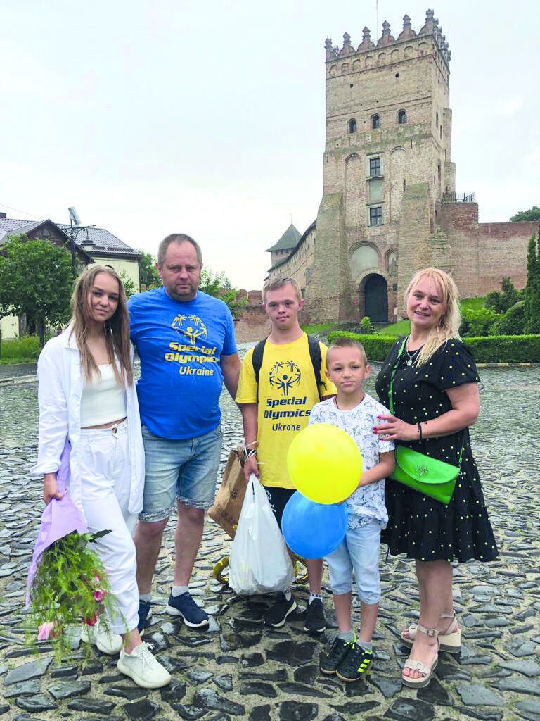 Сімейство Новосадів на Замковій площі у Луцьку.