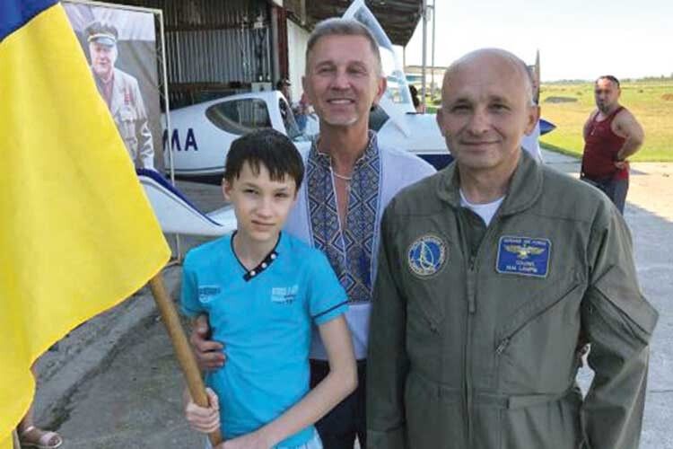 Син українського льотчика-випробувача Михайла Лампіка (праворуч) мріє про експедицію на Марс.