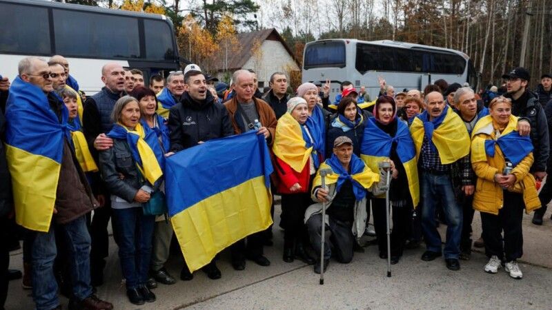 Евакуйовані з Олешок люди прибули в Україну.