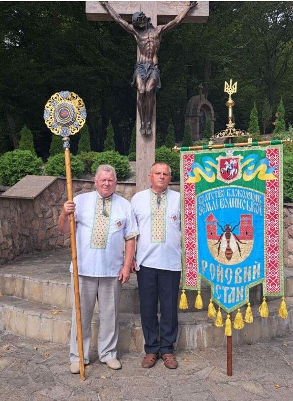 Почесні пасічники України – Антон Шотік та Володимир Дмитрук – із символами бджільництва. 