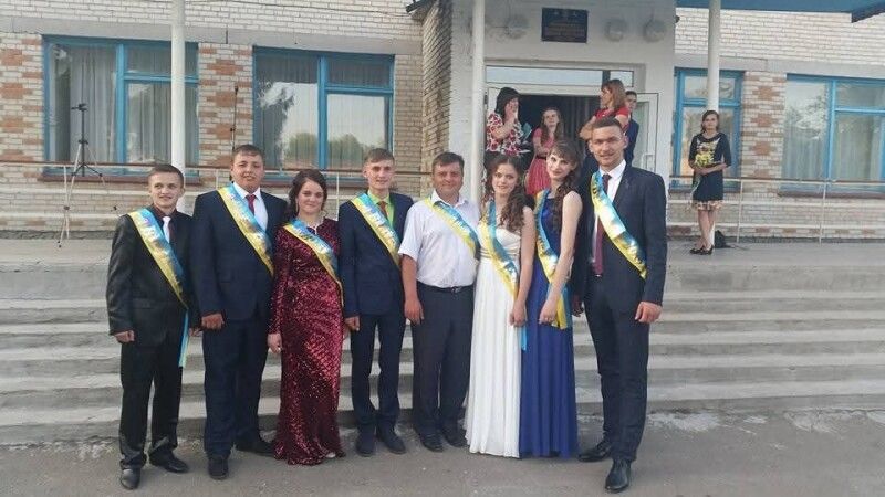 Дмитро Янчук на випускному в рідній школі уже мав зріст 198 см. Фото: з особистого архіву Володимира ЛИТВИНЮКА.