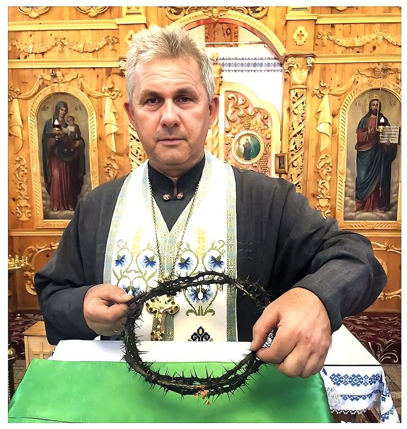 У руках cвященника Василя Яремка – той самий розквітлий вінок  із Христового терену.