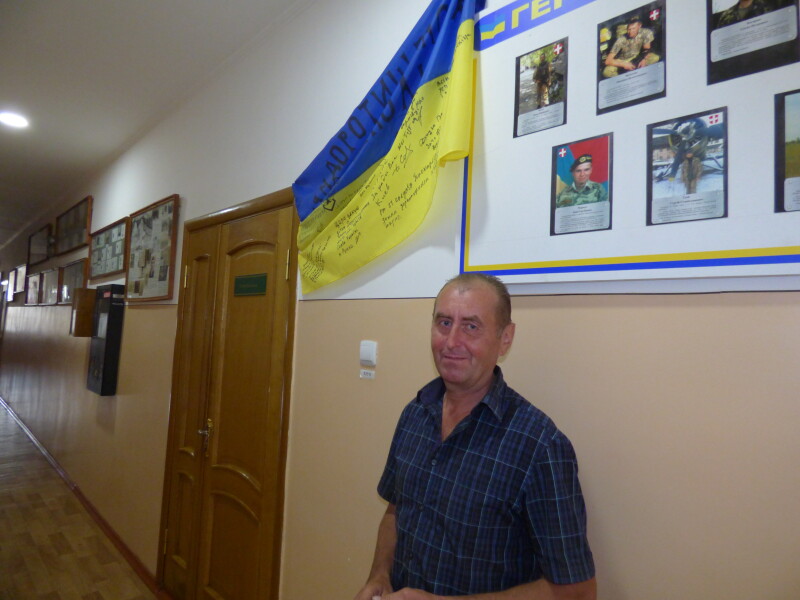  «А це прапор, який мій син Женя привіз із фронту», – каже Петро Косарик.