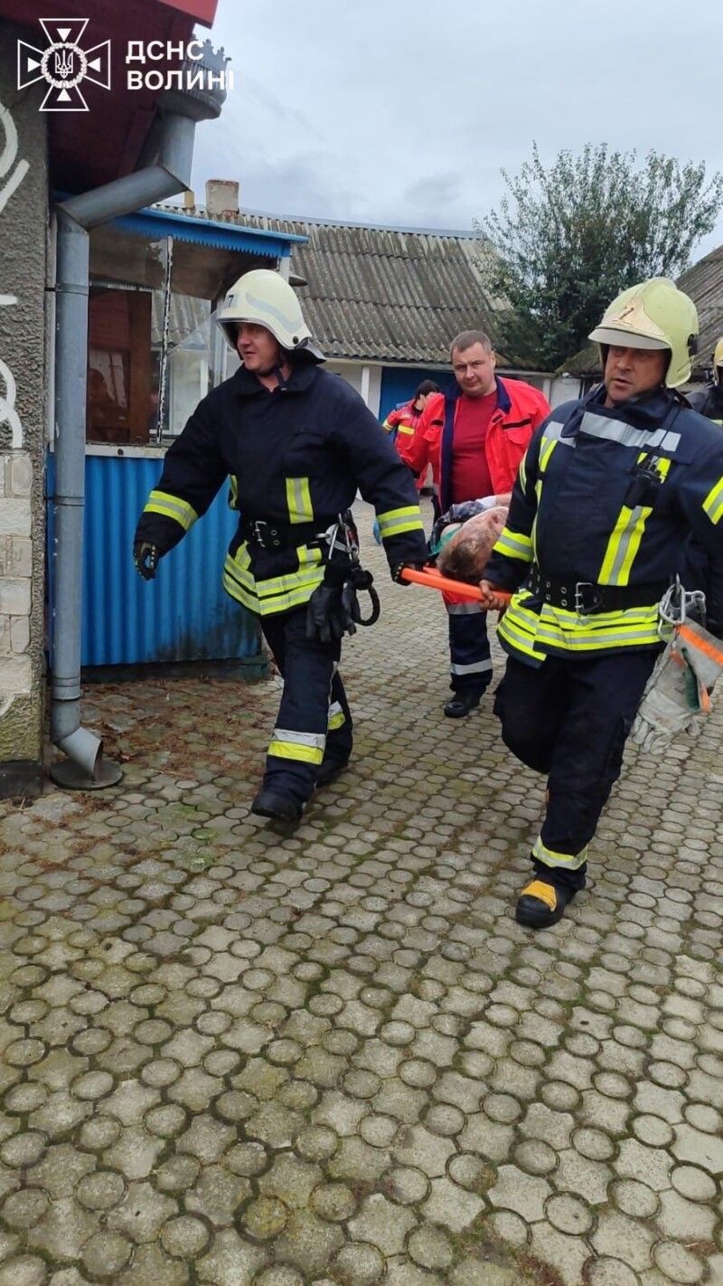 Рятувальники передають потерпілого працівникам екстреної медичної допомоги.Фото: ДСНС Волині.