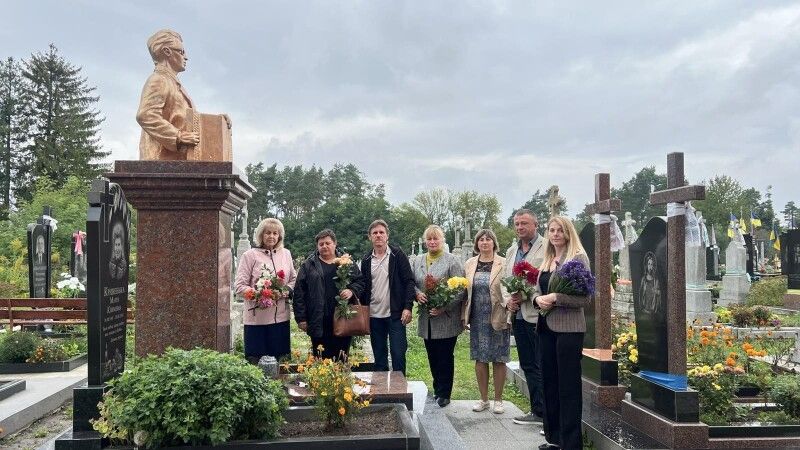 Квіти пам'яті - незабутньому співцеві рідного краю!