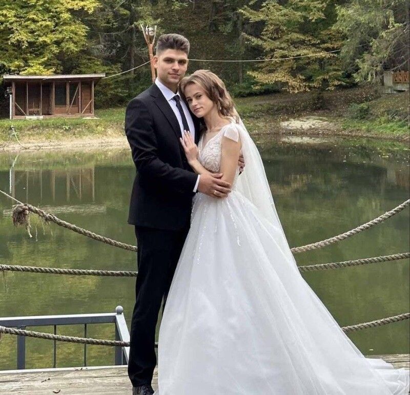 Зі свого весілля Настя й Роман Левчуки передали для ЗСУ  5000 гривень.