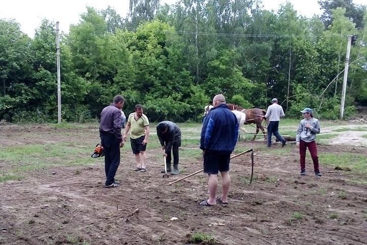 До праці миловчани зібралися усією громадою.