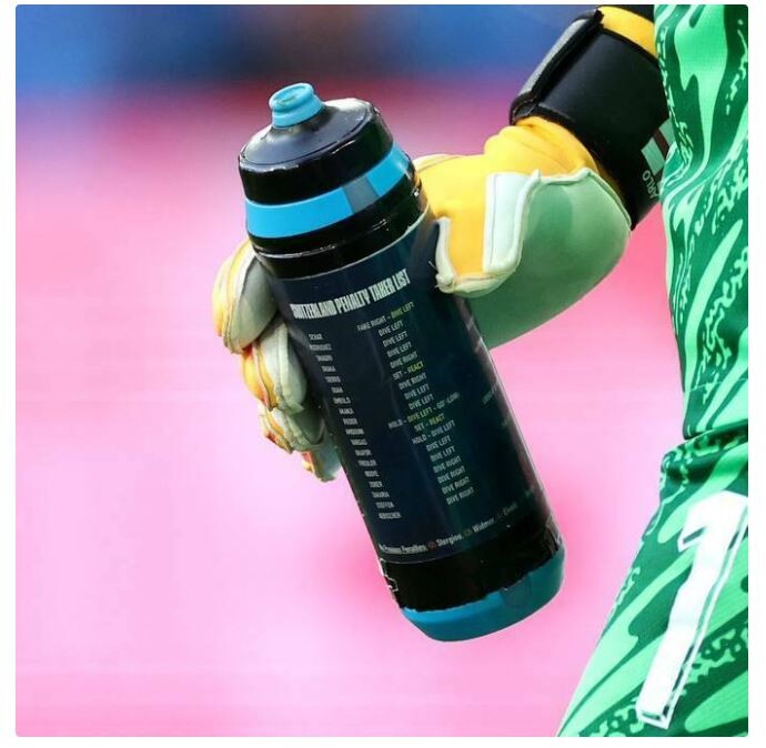 Ось вона – пляшка Пікфорда. Фотоскрін із сайту sport.ua.