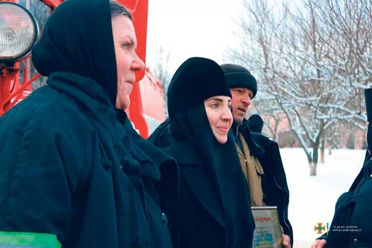 Згідно з Кодексом цивільного захисту України монахині отримають посвідчення членів оперативно­рятувальної служби.