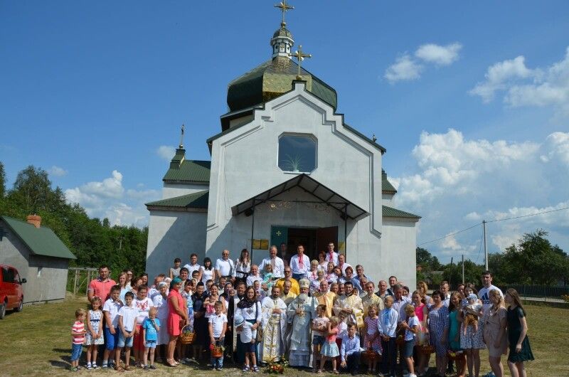Громада храму Преображення Господнього Української греко-католицької церкви села Положеве – в день храмового свята. 