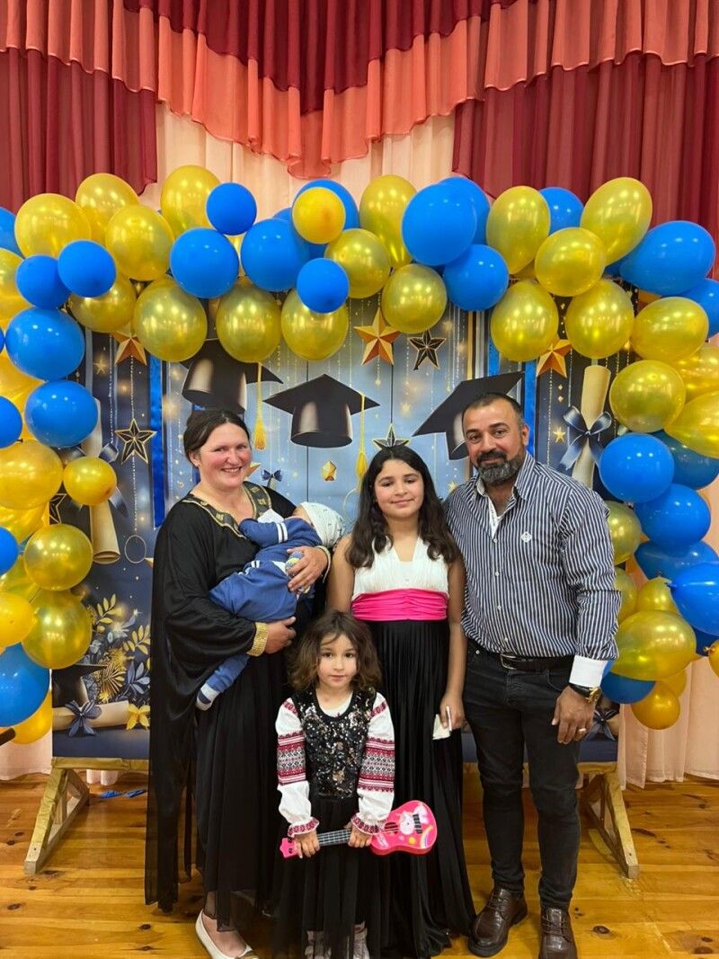 У повному складі зібралося сімейство у день,  коли донька Софія закінчила четвертий клас. 