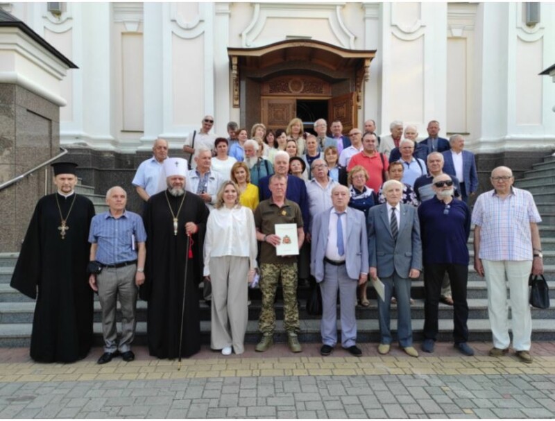 Володимир Приходько (крайній праворуч) на спільному фото з журналістами після подячного молебня і заупокійної літії у Луцькому кафедральному соборі Святої Трійці 6 червня 2025 року.Фото: vln.media.