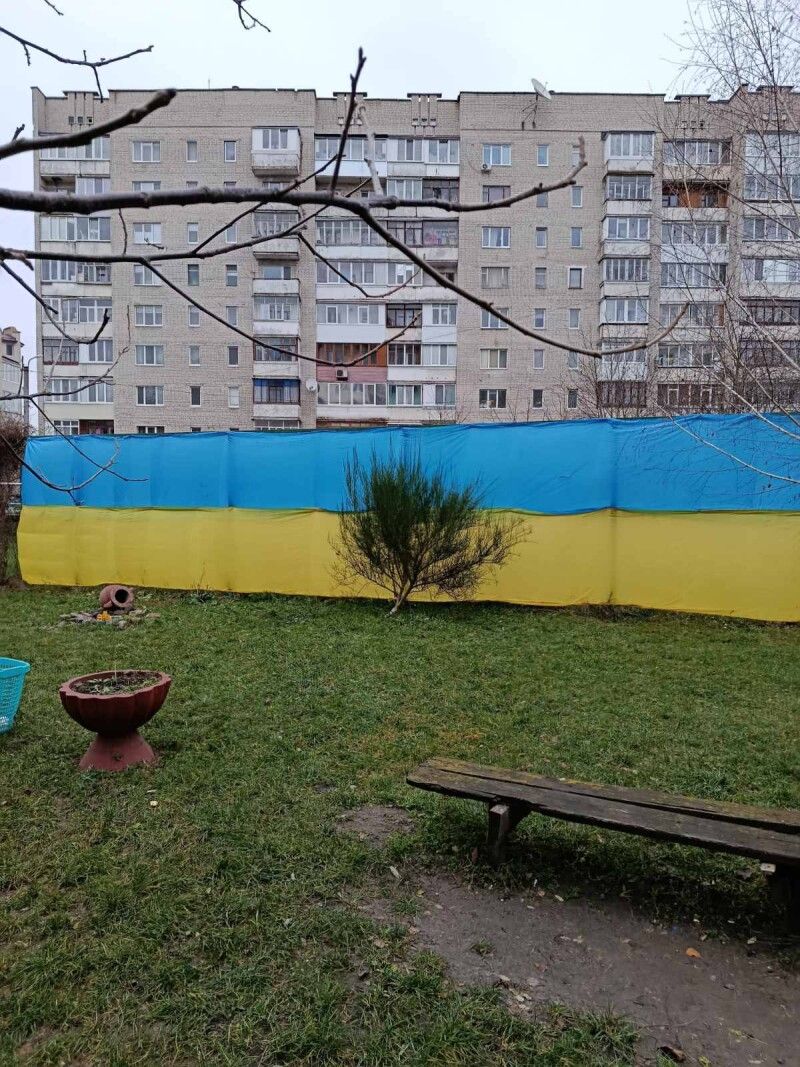 Не плямуймо значення прапора Української держави, який часто вирішує долю подій на фронті.