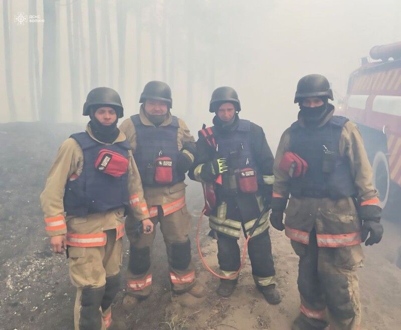 Траплялися чергування, коли рятувальники переміщалися з пожежі на пожежу без перепочинку. Фото – ДСНС Волині.