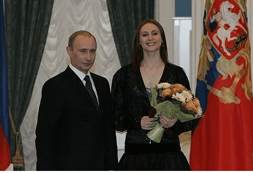 Світлану Захарову називають улюбленицею путіна.