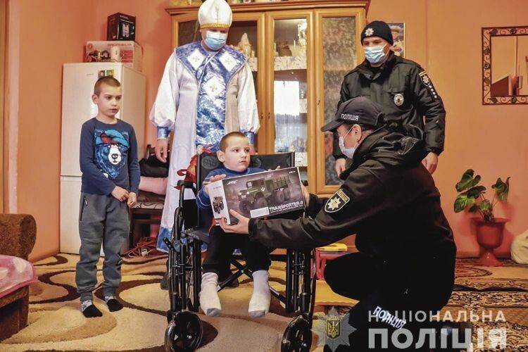 Разом із Миколаєм копи передали Стасику та двом його меншим братам подарунки — не лише інвалідний візок, а й зимовий одяг, іграшки та купу смаколиків.