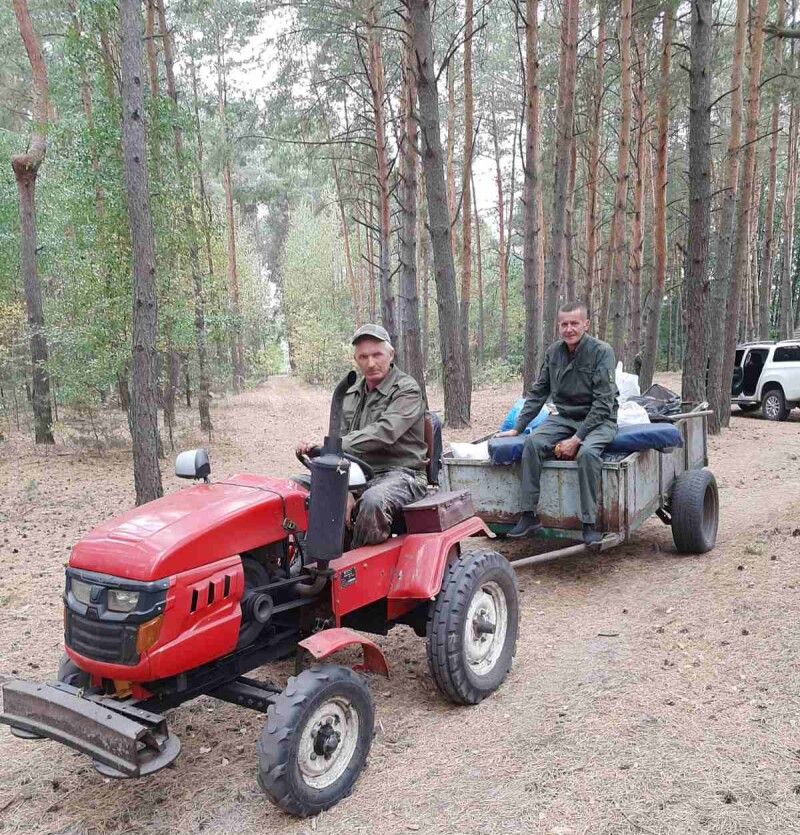 Майстер лісу Микола Гринь власним тракторцем вивозив сміття, зібране на узбережжі.