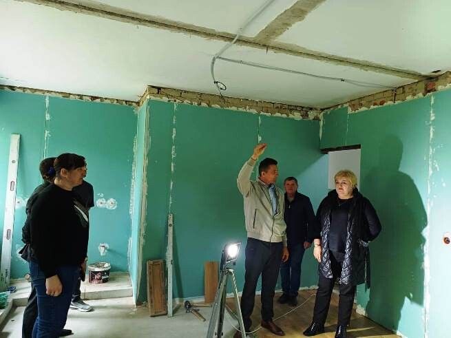 У селі Троянівка на базі шкільного гуртожитку облаштовують місце для тимчасового проживання внутрішньо переміщених осіб.