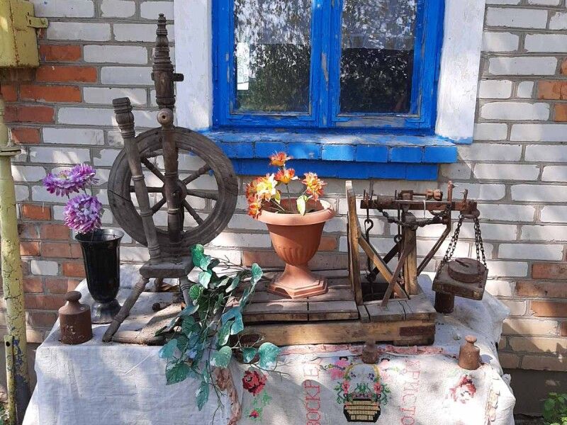 Під літньою кухнею в Онишкевичів — ​ось такий музейний куточок, облаштований господинею, у якої романтична натура.