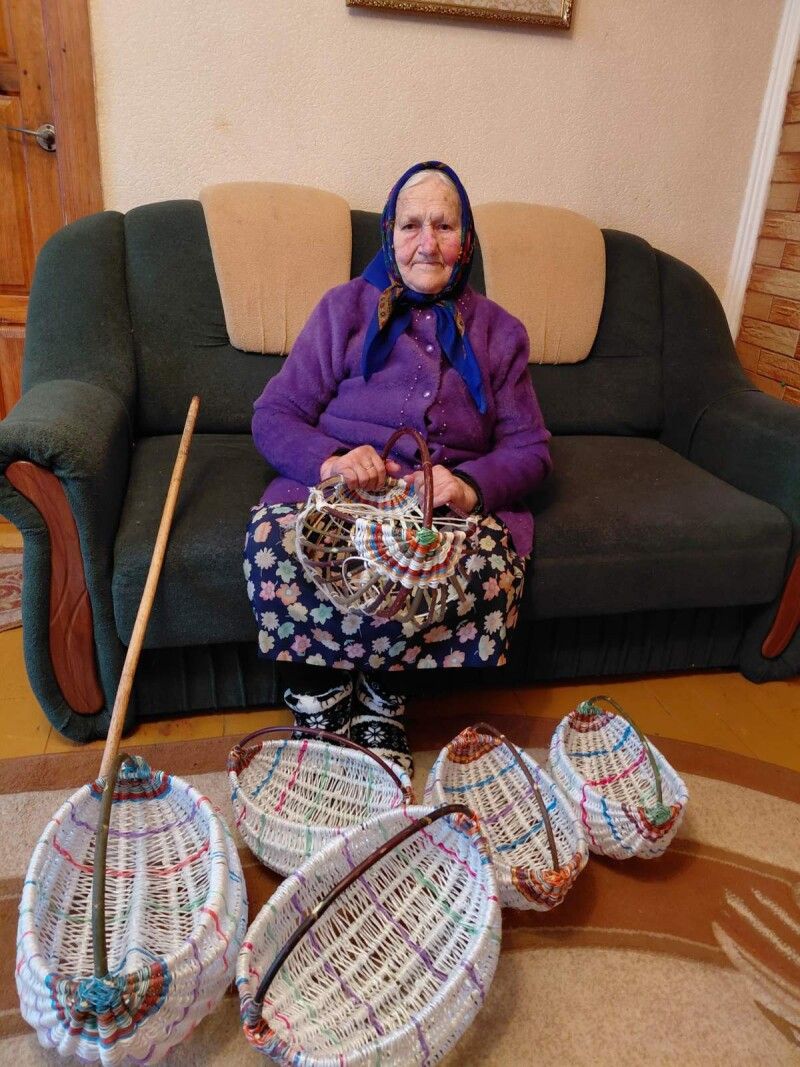 А лозою для плетіння кошичків Олену Павлівну забезпечує золото-зять, як каже ювілярка про чоловіка наймолодшої дочки.