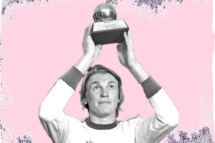 У це важко повірити, але «Золотий м’яч»-1975 Олегу Блохіну вручили аж… у 1977-му році.