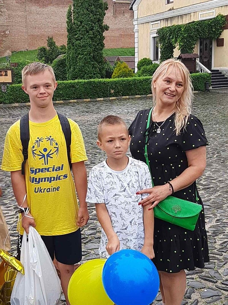 Валентина зустрічали мама та молодший братик Денис.