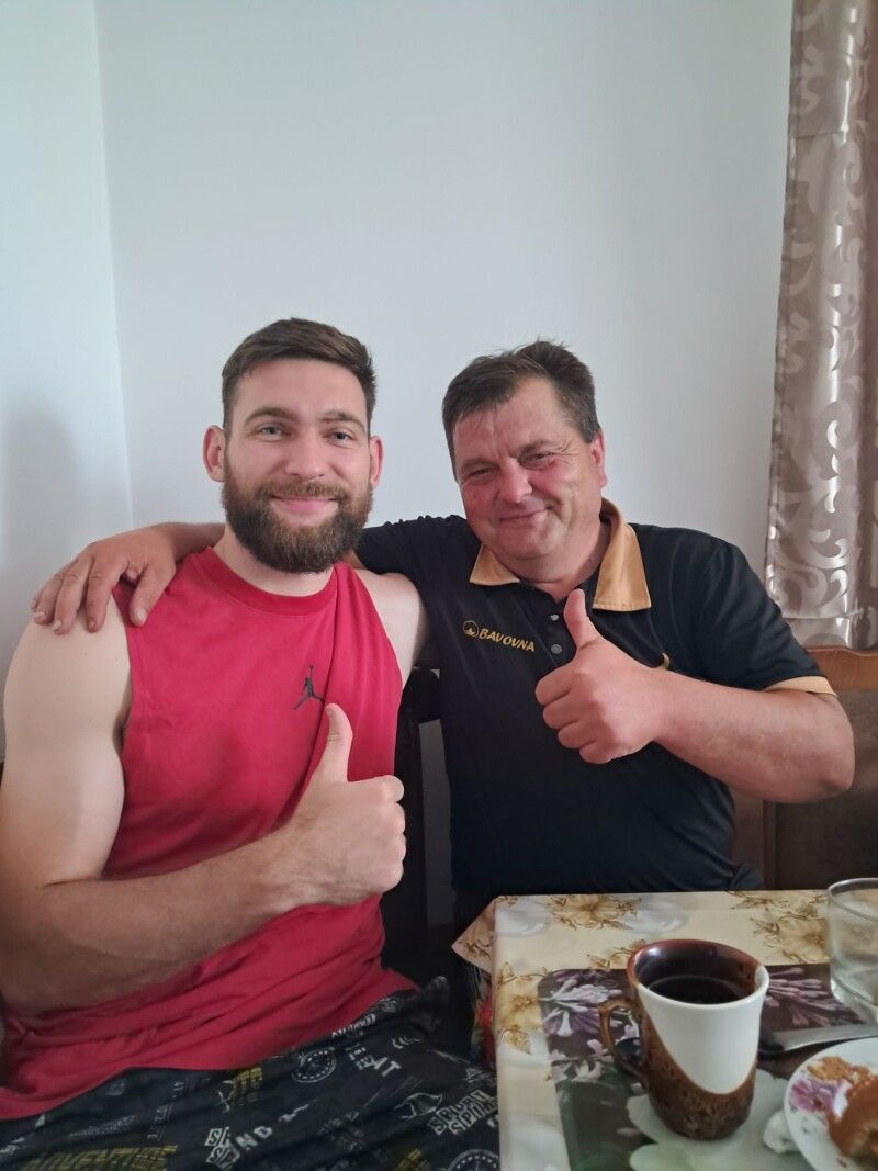 Найсмачніший у світі чай – по-горохівському! Зірковий Дмитро Янчук разом зі своїм першим волейбольним тренером Володимиром Литвинюком.