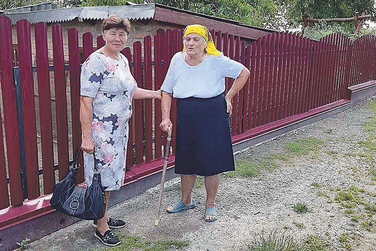 Староста Ольга Антонюк (на фото зліва) знає всіх мешканців невеличкого села, а тим більш — таких його старожилів, як Ніна Луцюк.