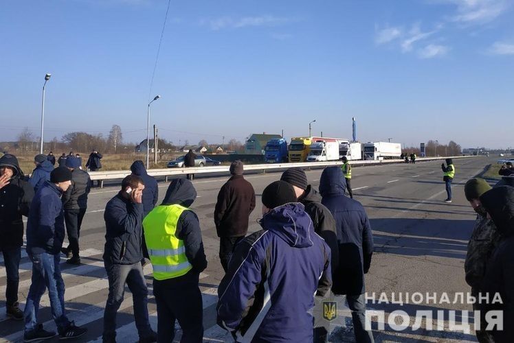 У Старовойтовому перекрили дорогу, ходячи по пішохідному переходу.