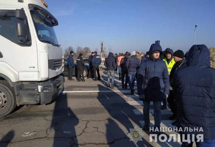 Дорогу перекрили і в Княгинінку.