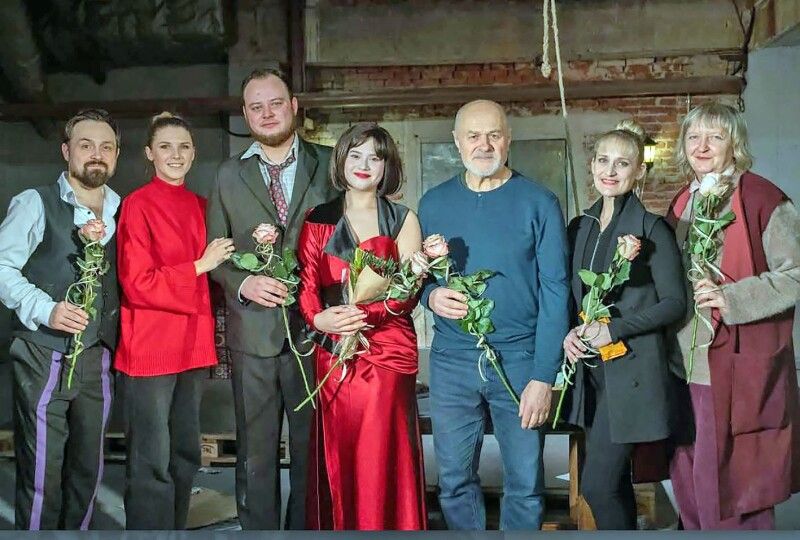 Над спектаклем «Ідеальний раб» працювали актори Дмитро Репюк, Валерія Кірілкіна, Остап Годлевський, Катерина Панасюк, режисер Петро Панчук, хореограф Тетяна Сичук, художниця Оксана Гаврилюк.