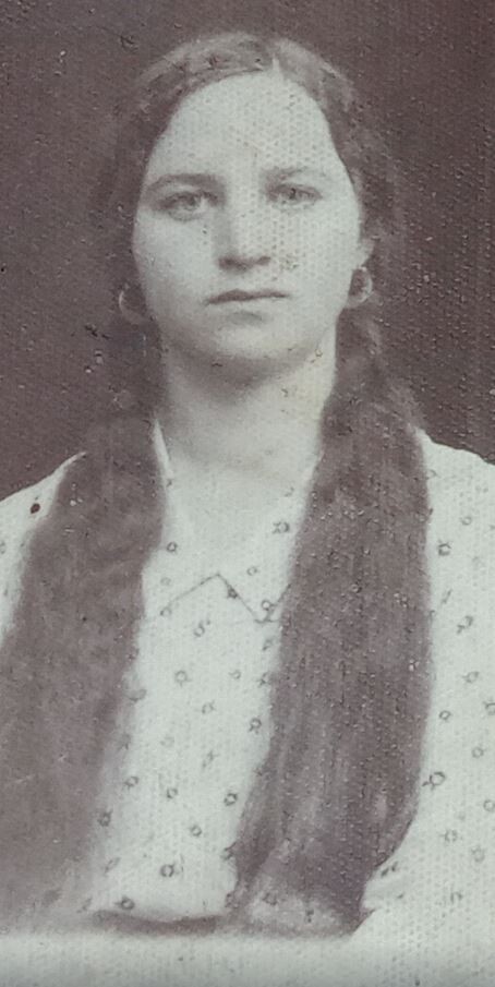 а ось ,бабуся , що вишивала того рушника, така красуня - баївка, має на собі сережки дутики , модні в ту пору , та й тепер