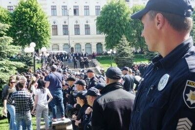 У центрі Чернівців правоохоронці перекрили рух транспорту через акцію ЛГБТ-спільноти з нагоди дня протидії гомофобії.