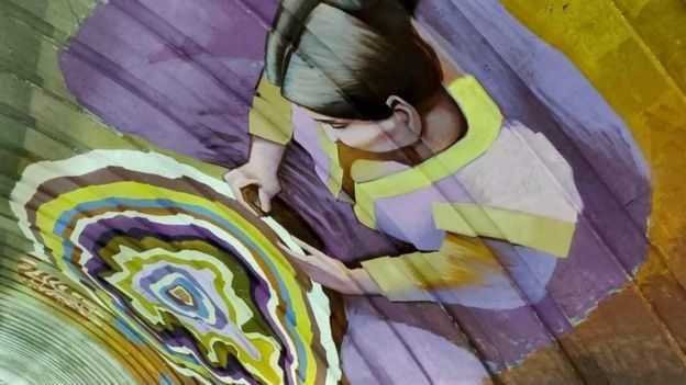 Художники працюють уночі, поступово розмальовуючи стіни станції метро