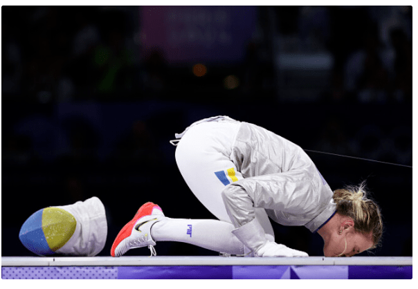 Такого ще світ не бачив – Ольга Харлан цілує фехтувальну доріжку. Фотоскрін із сайту sport.ua.