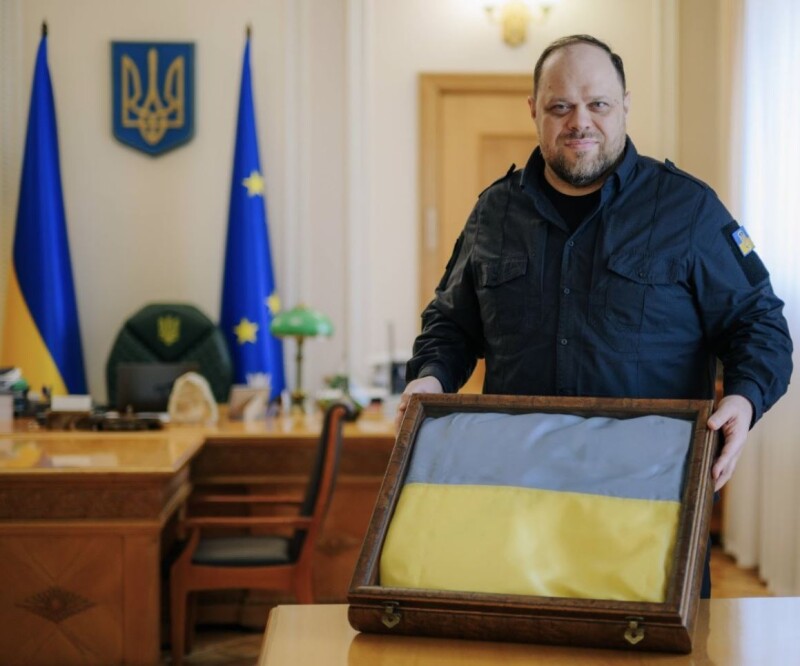 До початку квітня 2022 року, коли російські війська відкинули за межі Київської області, цей історичний прапор був у наплічнику Голови Верховної Ради Руслана Стефанчука.