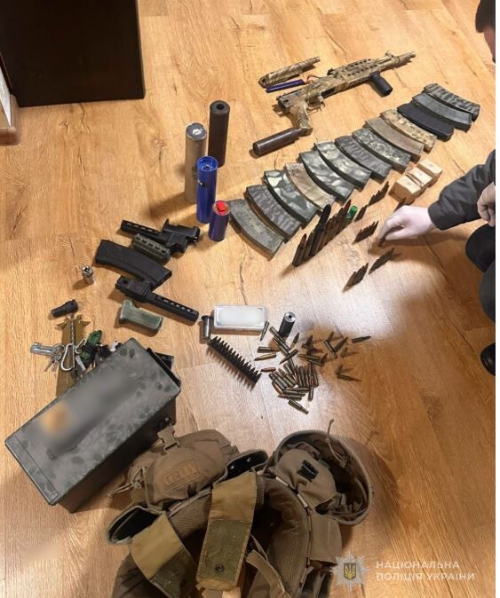 Під час санкціонованих обшуків за місцями проживання фігурантів поліцейські вилучили навіть зброю.