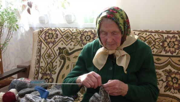 «Свій біль та відчай бабуся акумулювала у працю. І ось уже три роки плете шкарпетки», – розповідає керівниця місцевого волонтерського фонду Інна Яцина.
